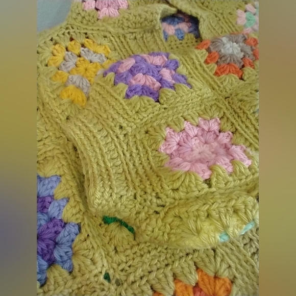 VINTAGE HAND CROCHETED CARDIGAN - Picture 10 of 12